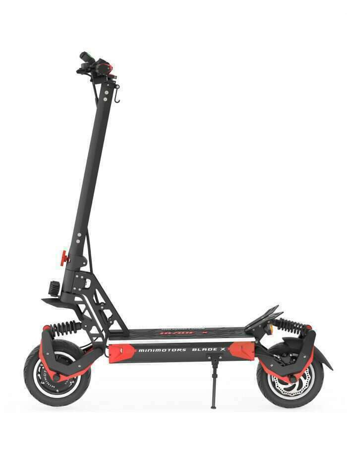 Image de la DUALTRON BLADE X 2023 60V 24Ah : une trottinette électrique d’exception proposant une puissance phénoménale. Elle possède deux moteurs de 2000W chacun, capables de vous propulser à plus de 80km/h sur les routes privées.