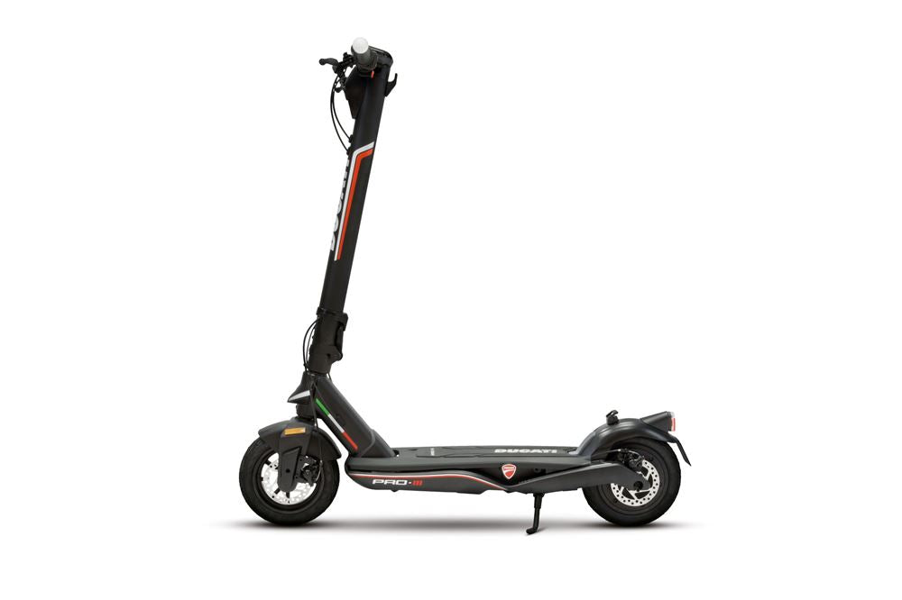 Image de la Trottinette électrique DUCATI Pro III Advanced Safety offrant jusqu’à 50 km d’autonomie, un démarrage sécurisé par technologie NFC, une connexion à l’application Urban e-Mobility et un confort optimal grâce à ses pneus 10’’ anti-crevaison.