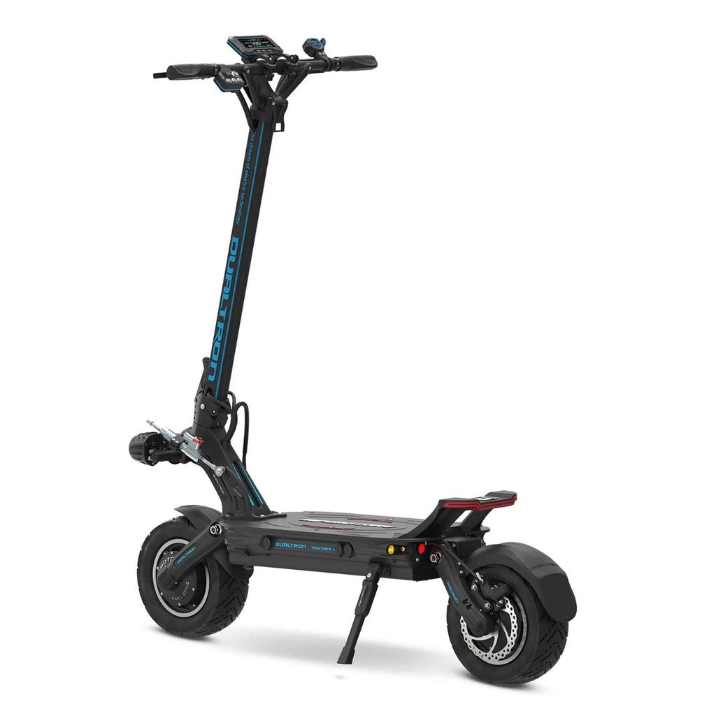 Image de la La trottinette électrique Dualtron Thunder 3 repousse les limites de la mobilité urbaine avec ses deux moteurs développant 10 080W de puissance, une vitesse maximale de 100 km/h sur terrain privé et une autonomie record allant jusqu’à 125 km grâce à sa batterie 72V 40Ah LG M50LT