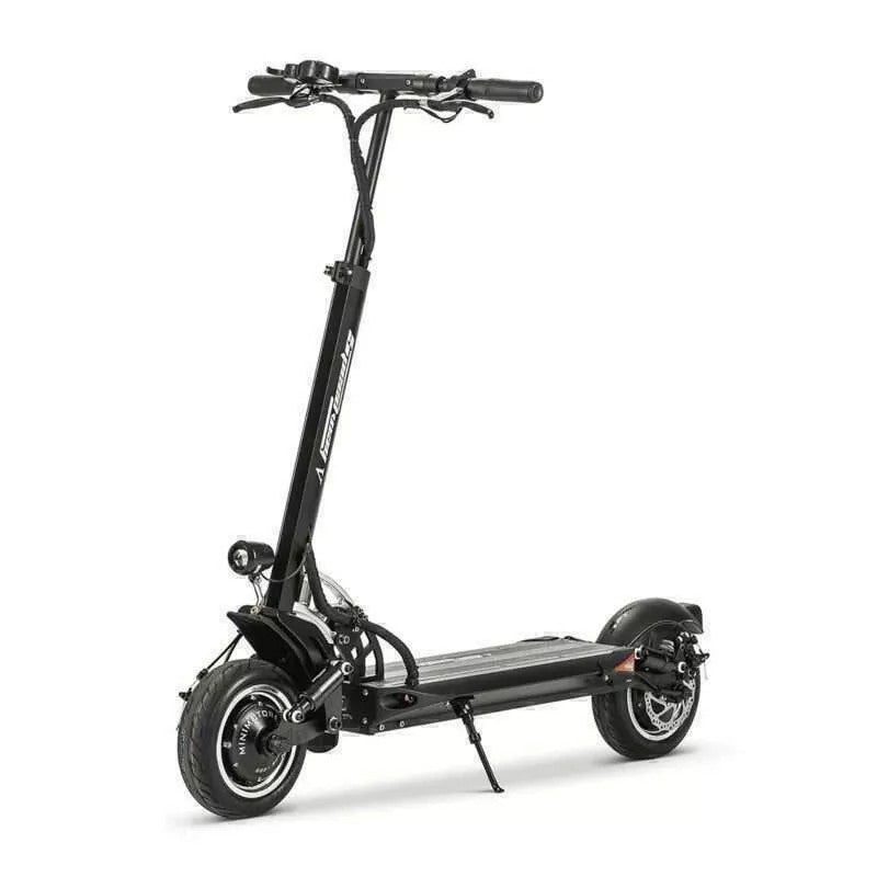Image de la La trottinette électrique MINIMOTORS Speedway 5 idéale pour parcourir de grandes distances. C'est le premier modèle de la gamme à adopter un double moteur, la gamme Speedway propose des performances plus avancées pour une expérience de conduite mémorable.