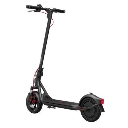 Image de la Trottinette électrique NINEBOT F2 Pro E II powered by Segway : spécialement conçue pour répondre aux besoins des déplacements quotidiens. Avec une puissance améliorée, une suspension avant à double ressort et un système de contrôle de traction, elle vous permet de profiter d'une conduite de haute qualité et plus sûre lors de vos trajets quotidiens. 