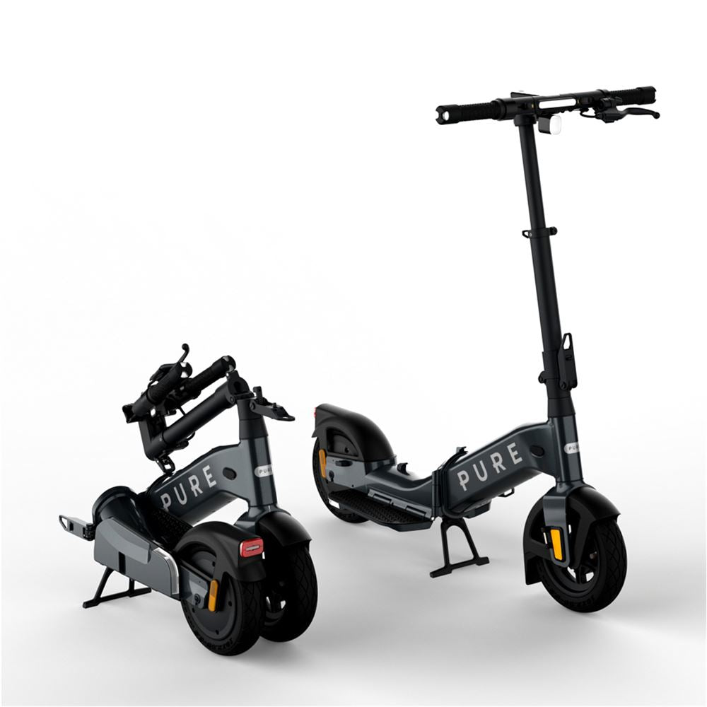 Image de la Trottinette électrique PURE Advance Flex : Conçue pour être ultra-compacte, cela sans compromis sur ses fonctionnalités. La Pure Flex allie les performances et l'autonomie de la Pure Advance, dans un design plus petit et plus maniable. Du coffre de votre voiture à l'espace sous votre bureau, la Flex vous suivra partout.