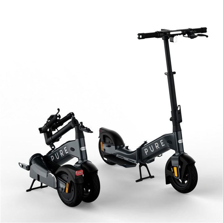 Image de la Trottinette électrique PURE Advance Flex : Conçue pour être ultra-compacte, cela sans compromis sur ses fonctionnalités. La Pure Flex allie les performances et l'autonomie de la Pure Advance, dans un design plus petit et plus maniable. Du coffre de votre voiture à l'espace sous votre bureau, la Flex vous suivra partout.