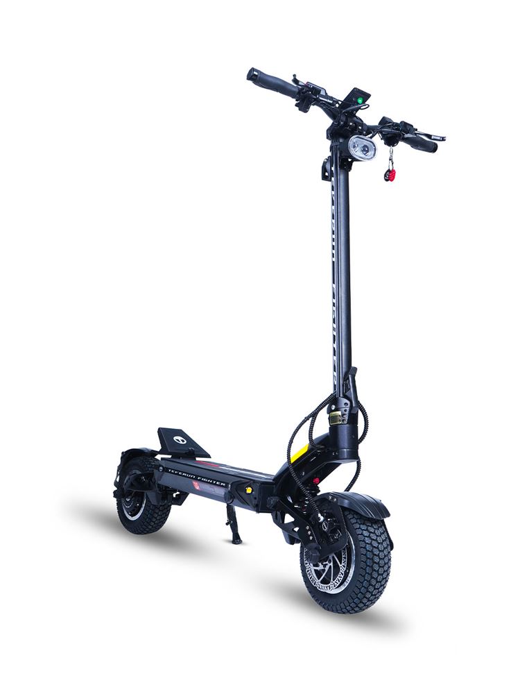 Image de la TEVERUN FIGHTER TEN 60V 26Ah : puissante et polyvalente, elle offre une expérience de conduite exceptionnelle grâce à son puissant moteur lui permettant de rouler à plus de 75 km/h sur terrains privés.