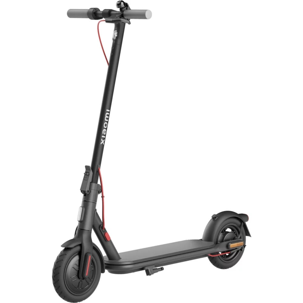 Image de la XIAOMI Scooter 4 Lite : Simplicité et efficacité. Scooter électrique léger et pratique pour une mobilité quotidienne facile.
